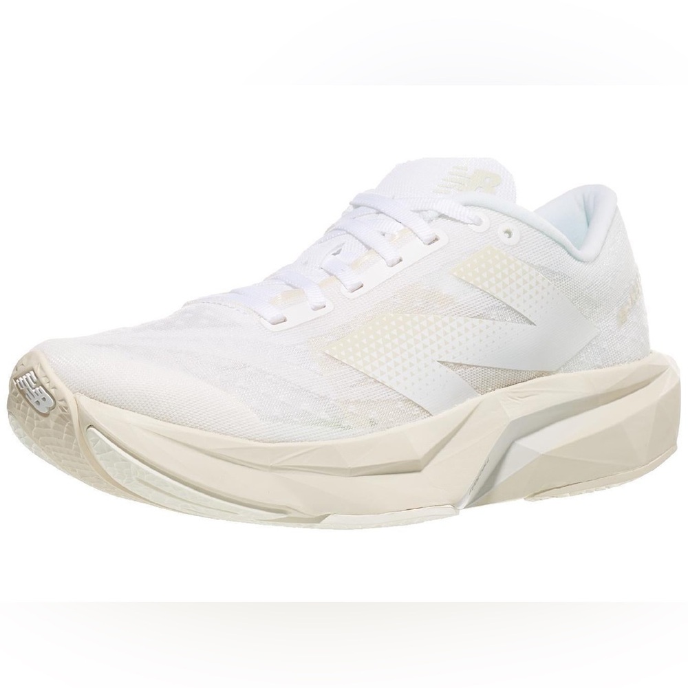 WIDE New Balance FuelCell Rebel v4